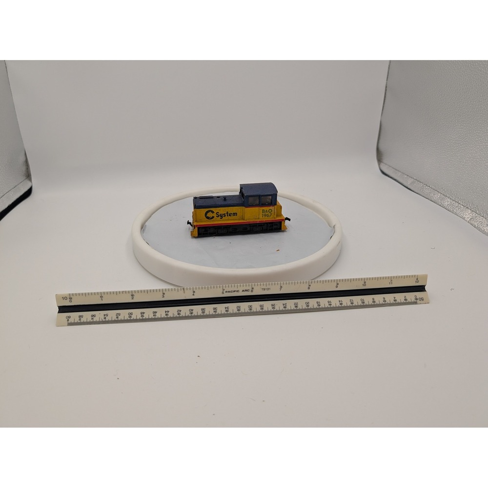 Mehano Vintage Chessie System B&O 1967 Diesel Switcher Locomotive HO Scale